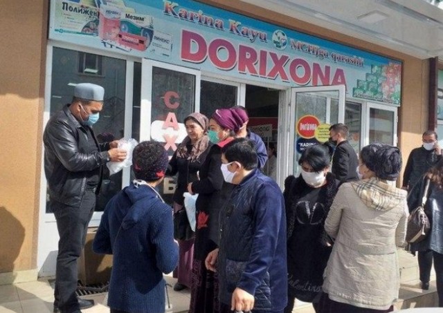 В городе Джизак 20-летний Хуршид Соатов раздал гражданам 300 медицинских масок, причём абсолютно бесплатно