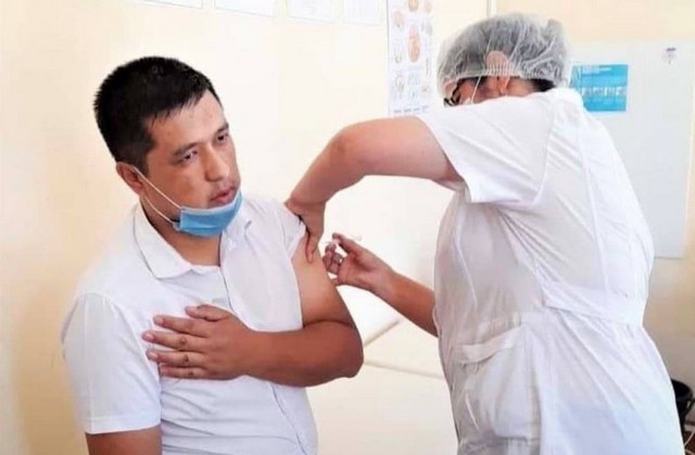 Сотрудники Центров государственных услуг и ЗАГС в Джизакской области проходят вакцинацию