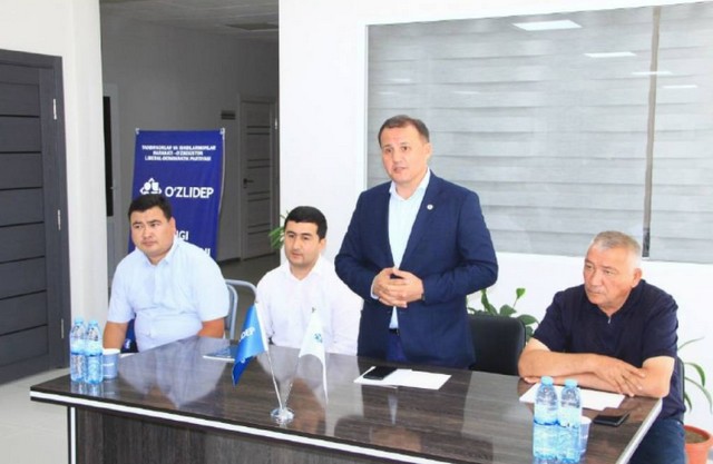 Актам Хаитов общался с предпринимателями и представителями общественности Джизакской области